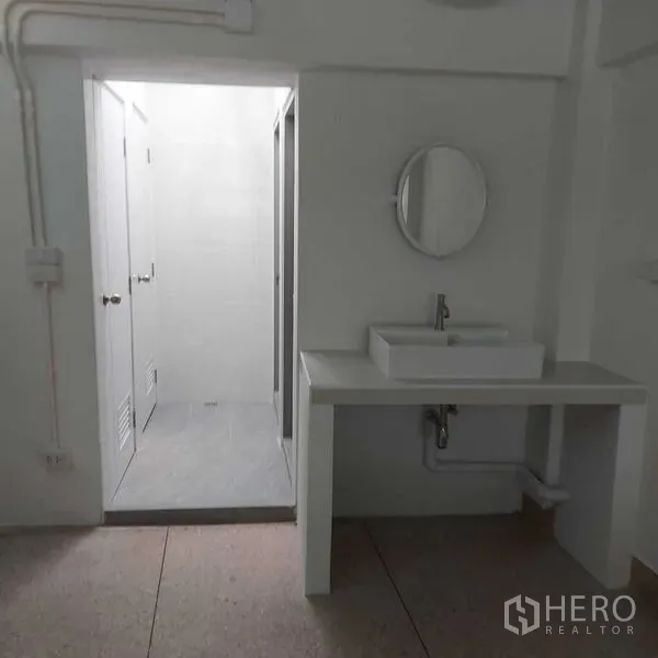 อาคารพาณิชย์ ให้เช่าในKhlong Toei, Bangkok - ห้องน้ำสะอาดพร้อมอ่างล้างหน้า กระจกเงา และโซนห้องน้ำ–อาบน้ำแยก