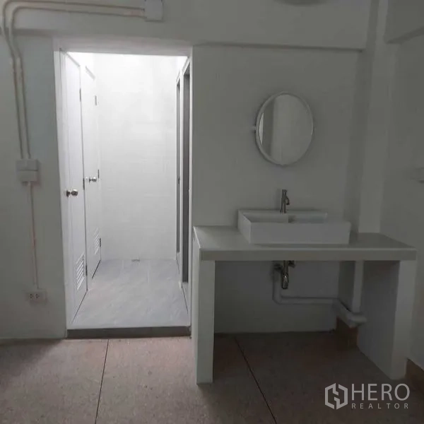 อาคารพาณิชย์ ให้เช่าในKhlong Toei, Bangkok - ห้องน้ำสะอาดพร้อมอ่างล้างหน้า กระจกเงา และโซนห้องน้ำ–อาบน้ำแยก