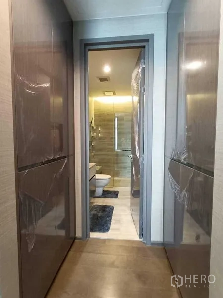 公寓 出租或出售在Bang Rak, Bangkok - 步入式衣柜走廊，直通浴室。