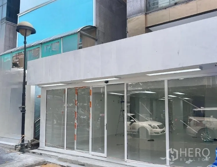 零售空间 出租在Khlong Toei, Bangkok - 临街店面，落地玻璃与推拉门，位于中高层建筑一层。