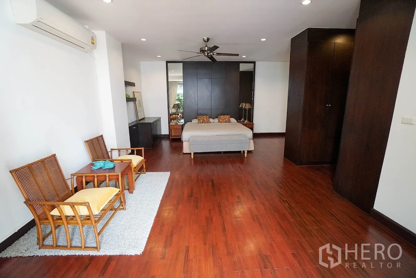 房间 出租在Watthana, Bangkok - 超大主卧，设休闲角与抛光木地板。
