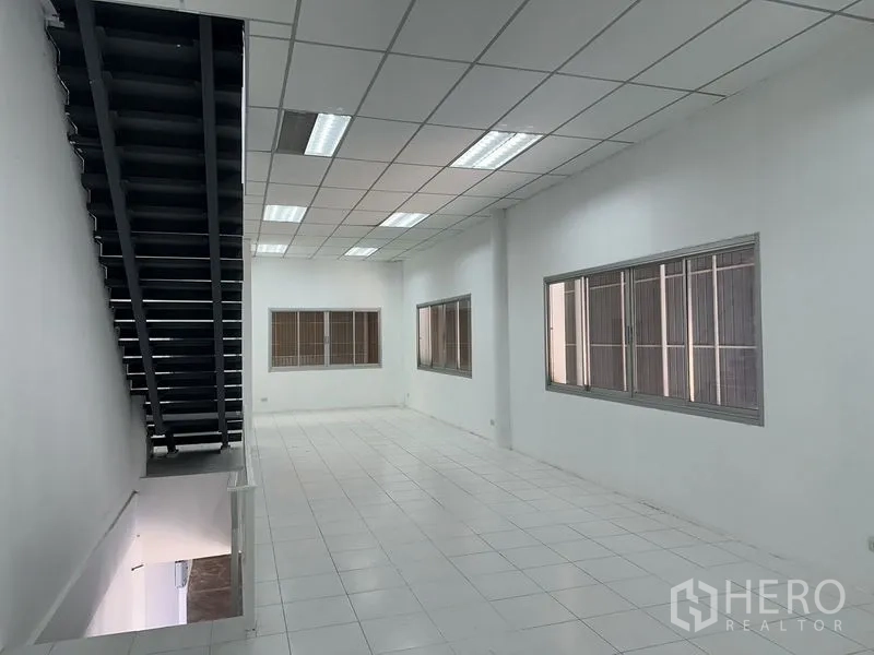 工厂 出租在Khlong Luang, Pathum Thani - 宽敞夹层办公室，瓷砖地面与日光灯照明。