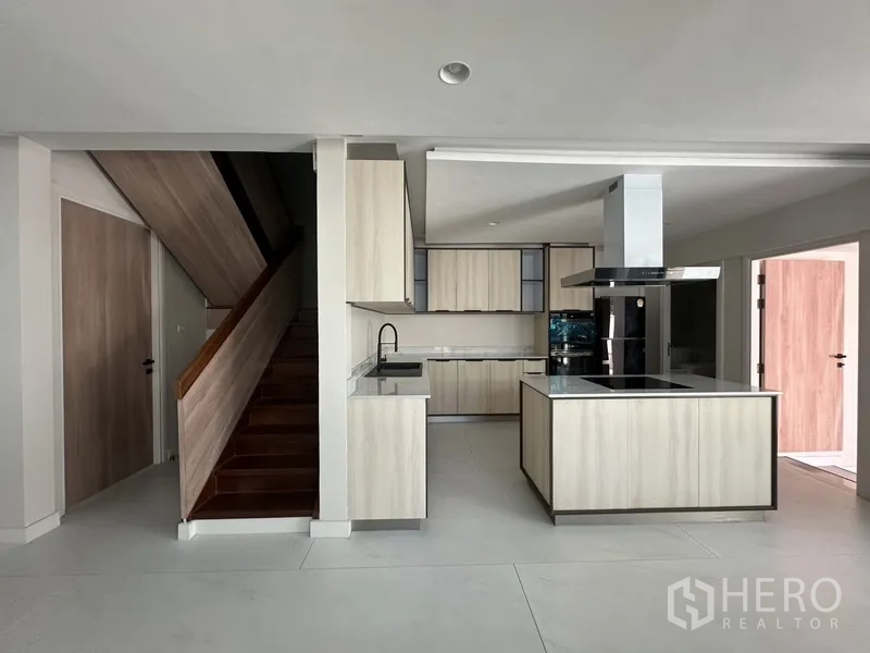 ทาวน์เฮาส์ ให้เช่าในWatthana, Bangkok - พื้นที่ครัวและทานอาหารแบบโอเพนแปลน มองเห็นบันได