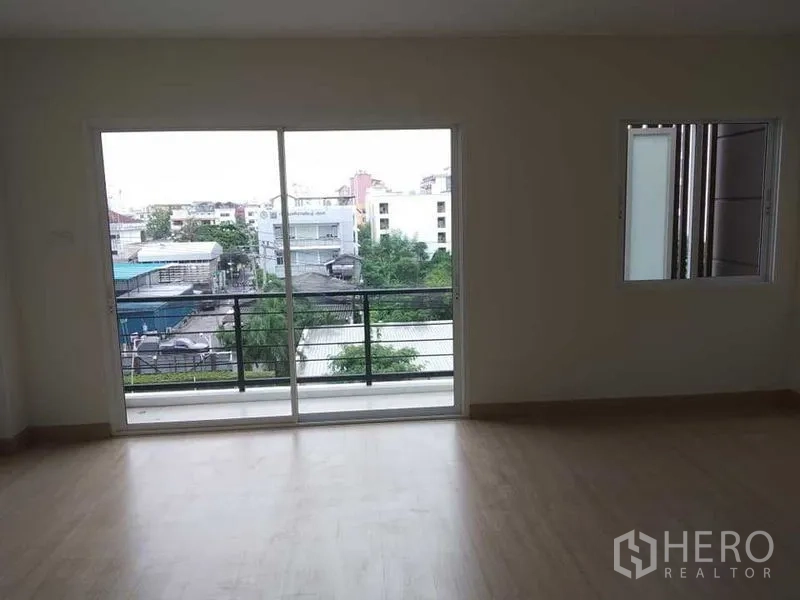 带办公室的家 出租在Prawet, Bangkok - 转角房间，阳台门与侧窗引入自然光。