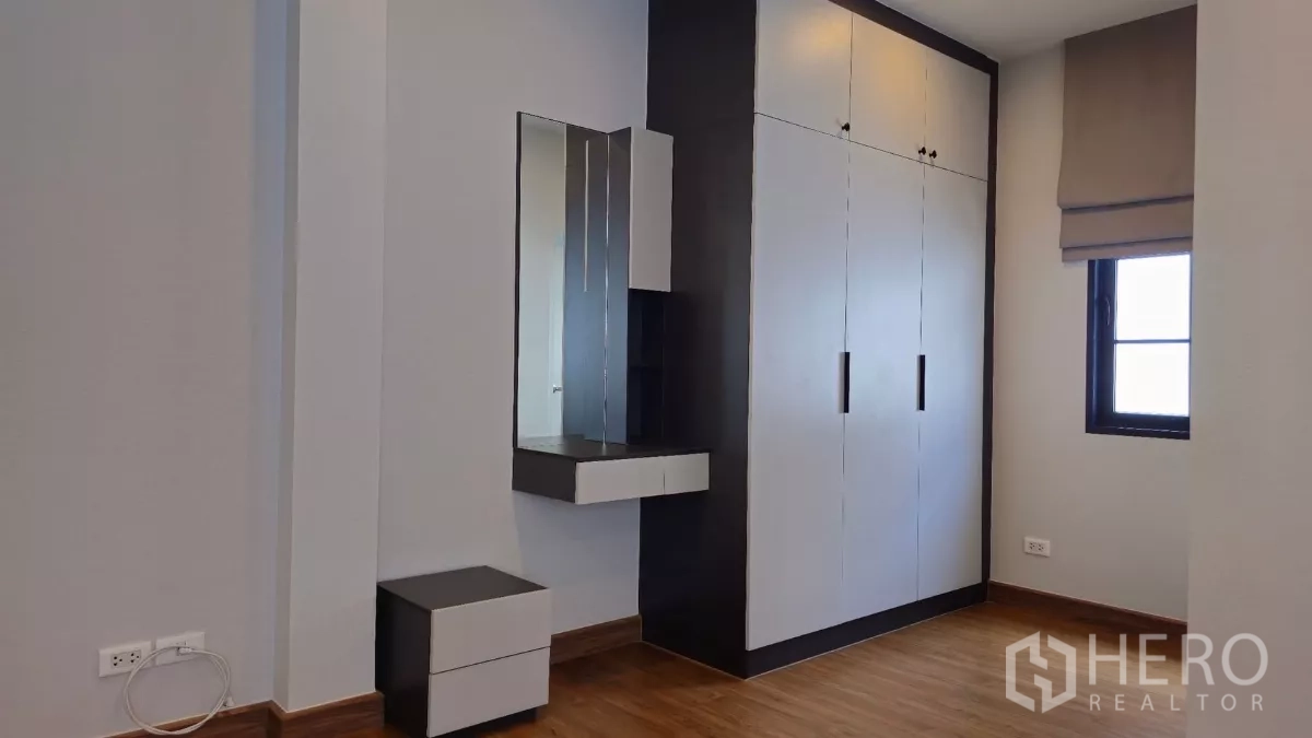 Detached House for rent or sale in Bang Phli, Samut Prakan - Built-in wardrobe and dressing corner in a monochrome palette inside the bedroom.