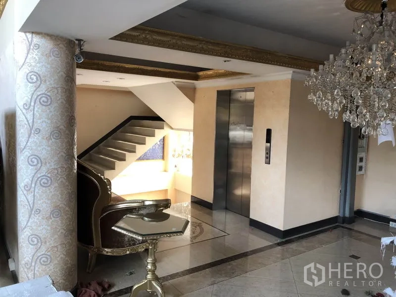 สำนักงานที่บ้าน ให้เช่าหรือขายในHuai Khwang, Bangkok - โถงลิฟต์พร้อมโคมระย้า ประตูลิฟต์สแตนเลส และเสาตกแต่ง