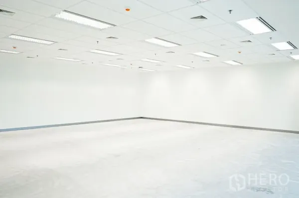 สำนักงาน ให้เช่าในBang Na, Bangkok - มุมสำนักงานว่าง ผนังสีขาว เพดานมีช่องแอร์และไฟฟลูออเรสเซนต์ พร้อมให้ตกแต่ง