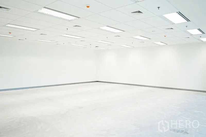 สำนักงาน ให้เช่าในBang Na, Bangkok - มุมสำนักงานว่าง ผนังสีขาว เพดานมีช่องแอร์และไฟฟลูออเรสเซนต์ พร้อมให้ตกแต่ง