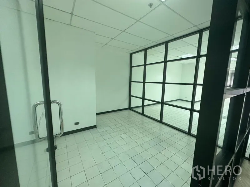 办公空间 出租在Din Daeng, Bangkok - 紧凑会议室，黑色框架玻璃墙与瓷砖地。