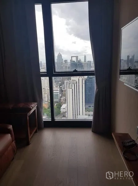 คอนโด ให้เช่าในWatthana, Bangkok - หน้าต่างชั้นสูงมองเห็นวิวสกายไลน์กรุงเทพฯ แบบพาโนรามา