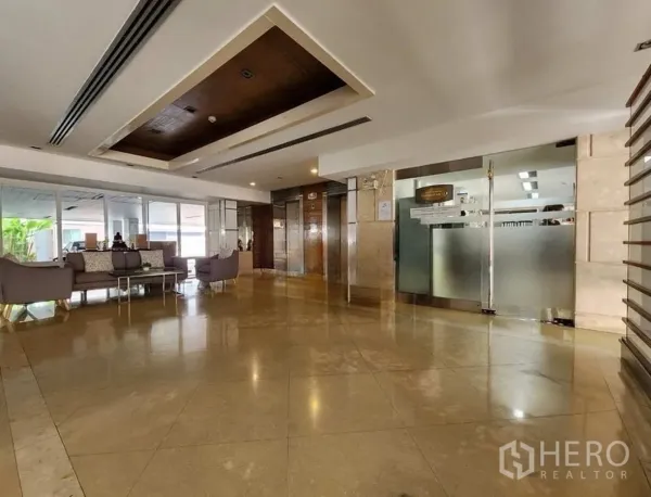 公寓 出租在Khlong Toei, Bangkok - 公寓大堂宽敞，大理石地面，设休息区与电梯入口。