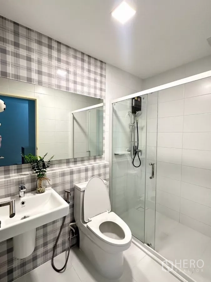 联排别墅 出租在Prawet, Bangkok - 第二浴室，格纹墙砖与玻璃淋浴房。