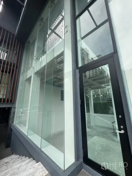 พื้นที่ขายปลีก ให้เช่า - มุมใกล้ประตูทางเข้าและหน้าร้านกระจกไร้กรอบ