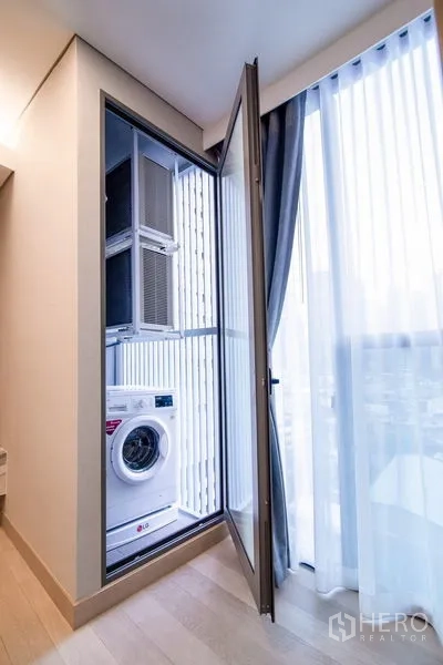 คอนโด ให้เช่าในKhlong Toei, Bangkok - ระเบียงยูทิลิตี้มีเครื่องซักผ้าและคอยล์แอร์ ใกล้หน้าต่างสูงโปร่ง