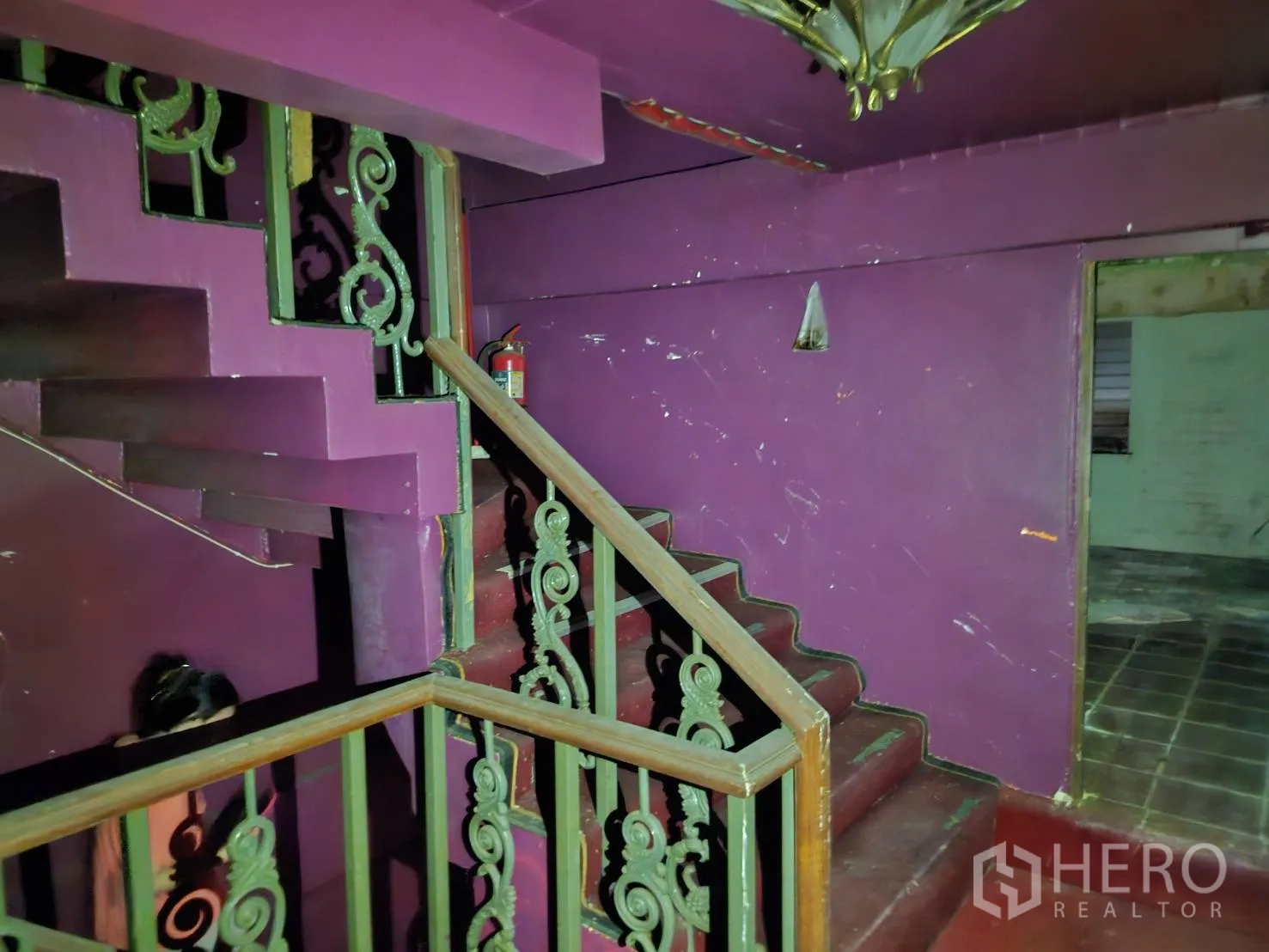 อาคารพาณิชย์ ให้เช่าในBang Rak, Bangkok - โถงพักบันไดชั้นบน ผนังสีม่วง บันไดตกแต่งขึ้นสู่ชั้นถัดไป