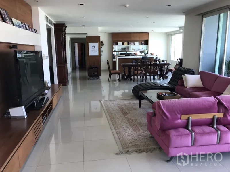 คอนโด ให้เช่าหรือขายในKhlong San, Bangkok - ห้องนั่งเล่นพื้นกระเบื้องกว้างขวางเชื่อมไปยังมุมทานอาหารและกระจกบานใหญ่