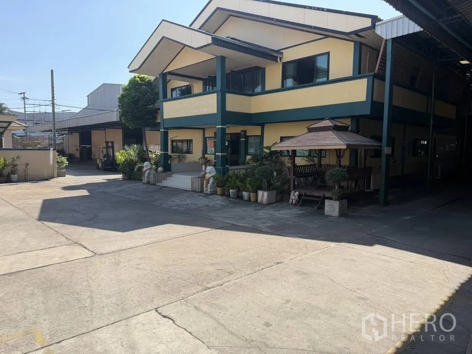 โรงงาน for rent in Bang Phli, Samut Prakan - อาคารสำนักงานคาดเส้นสีเขียวพร้อมสวน ติดกับศาลาพักผ่อน