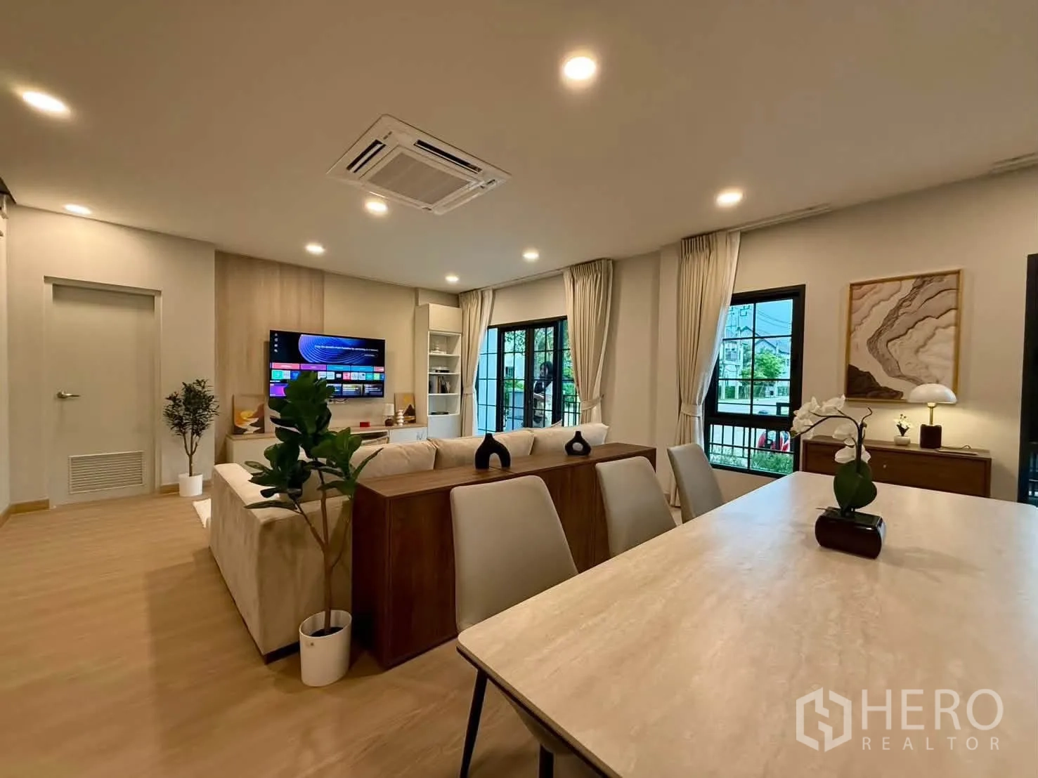 独栋房屋 for rent in Bang Phli, Samut Prakan - 客餐厅一体，电视、窗户与内置电视柜。