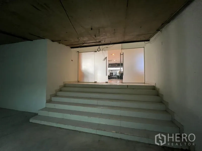 办公空间 出租 - 通向办公室入口玻璃门的短楼梯