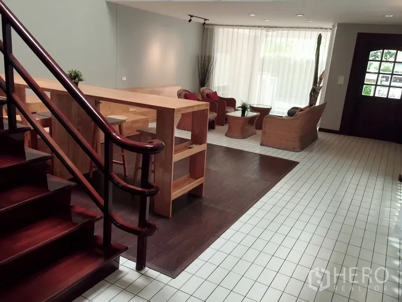 ทาวน์เฮาส์ ให้เช่าในWatthana, Bangkok - โถงนั่งเล่นแบบโอเพ่นพร้อมบาร์อาหารเช้า มุมที่นั่ง และบันได