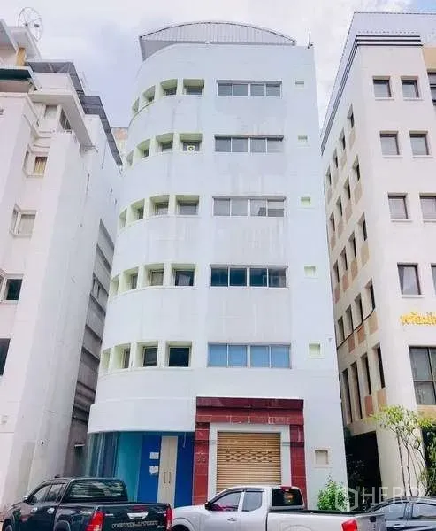 สำนักงานที่บ้าน ขายในHuai Khwang, Bangkok - มุมมองด้านหน้าของอาคารทรงโค้งและประตูม้วนชั้นล่าง