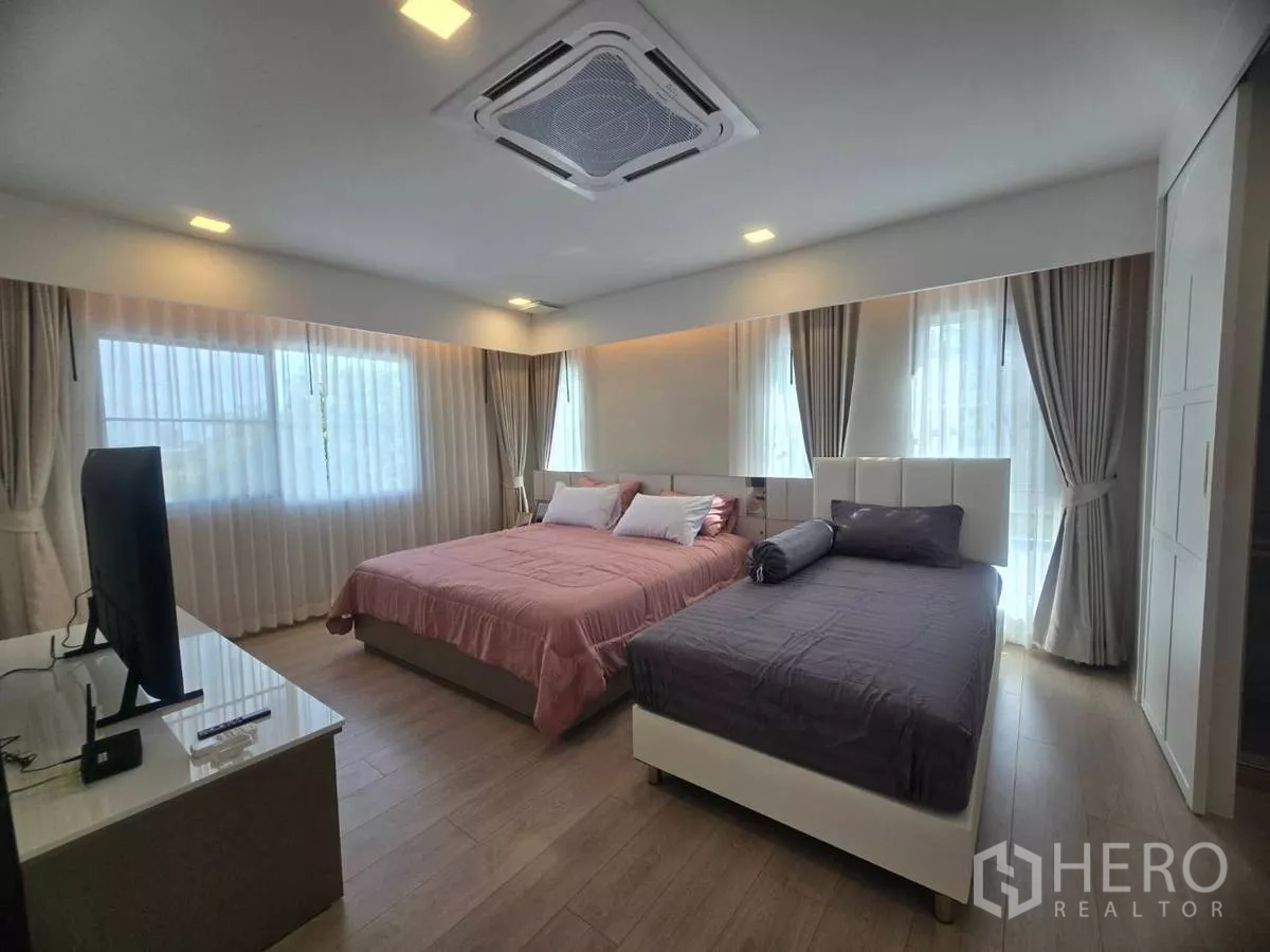Detached House for rent in Bang Phli, Samut Prakan - Spacious master bedroom with two beds, large windows and ceiling cassette air conditioner.