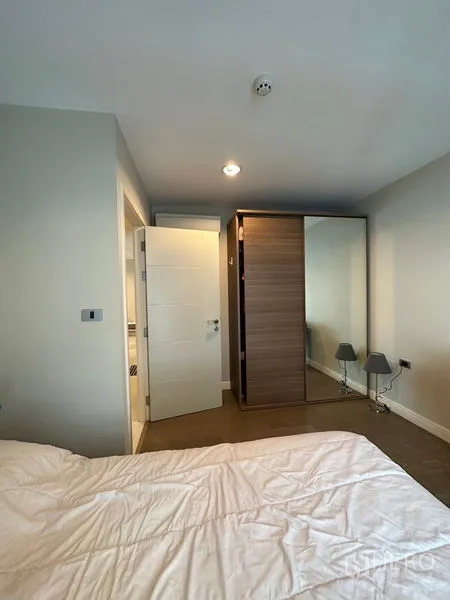 คอนโด ให้เช่าในKhlong Toei, Bangkok - ห้องนอนพร้อมตู้เสื้อผ้าบานเลื่อนกระจกเงา และโคมไฟข้างเตียง