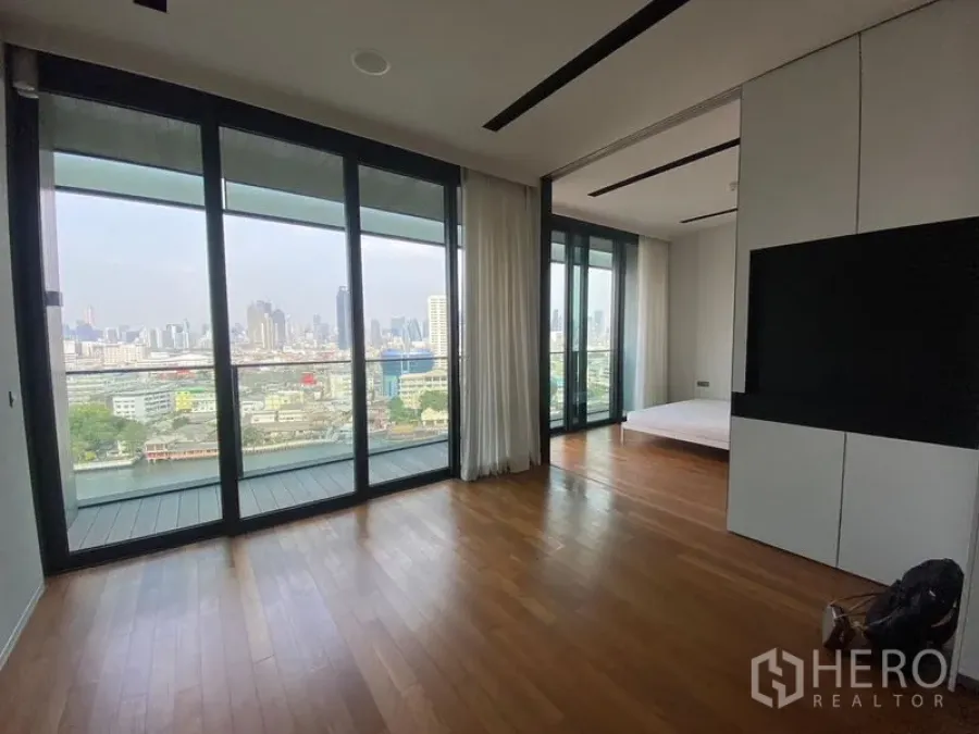 คอนโด ให้เช่า - ห้องนั่งเล่นสว่าง วิวพาโนรามาแม่น้ำและสกายไลน์ผ่านกระจกเต็มบาน