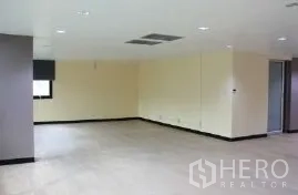 办公空间 出租在Bang Rak, Bangkok - 开放办公区，中央空调出风口与电源插座齐全。