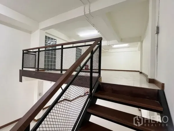 อาคารพาณิชย์ ให้เช่าในKhlong Toei, Bangkok - บันไดเหล็กและไม้พร้อมราวตาข่ายขึ้นสู่ชั้นลอย