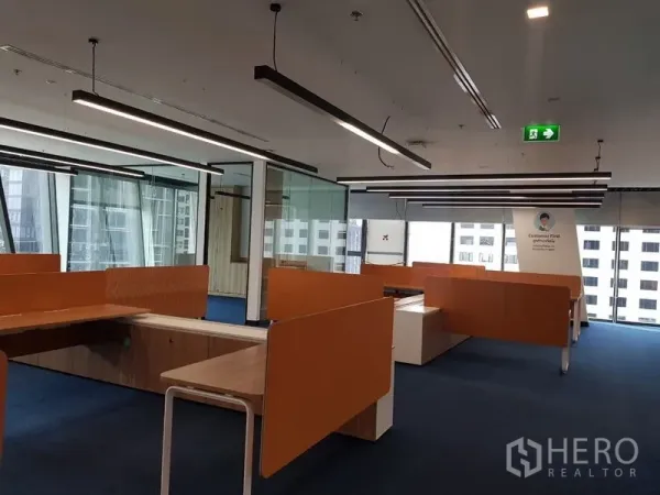สำนักงาน ให้เช่าในHuai Khwang, Bangkok - โซนทำงานข้างห้องประชุมผนังกระจก ปูพรมสีน้ำเงิน รับแสงธรรมชาติ