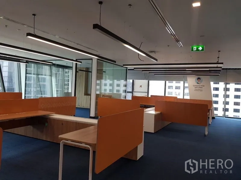 สำนักงาน ให้เช่าในHuai Khwang, Bangkok - โซนทำงานข้างห้องประชุมผนังกระจก ปูพรมสีน้ำเงิน รับแสงธรรมชาติ