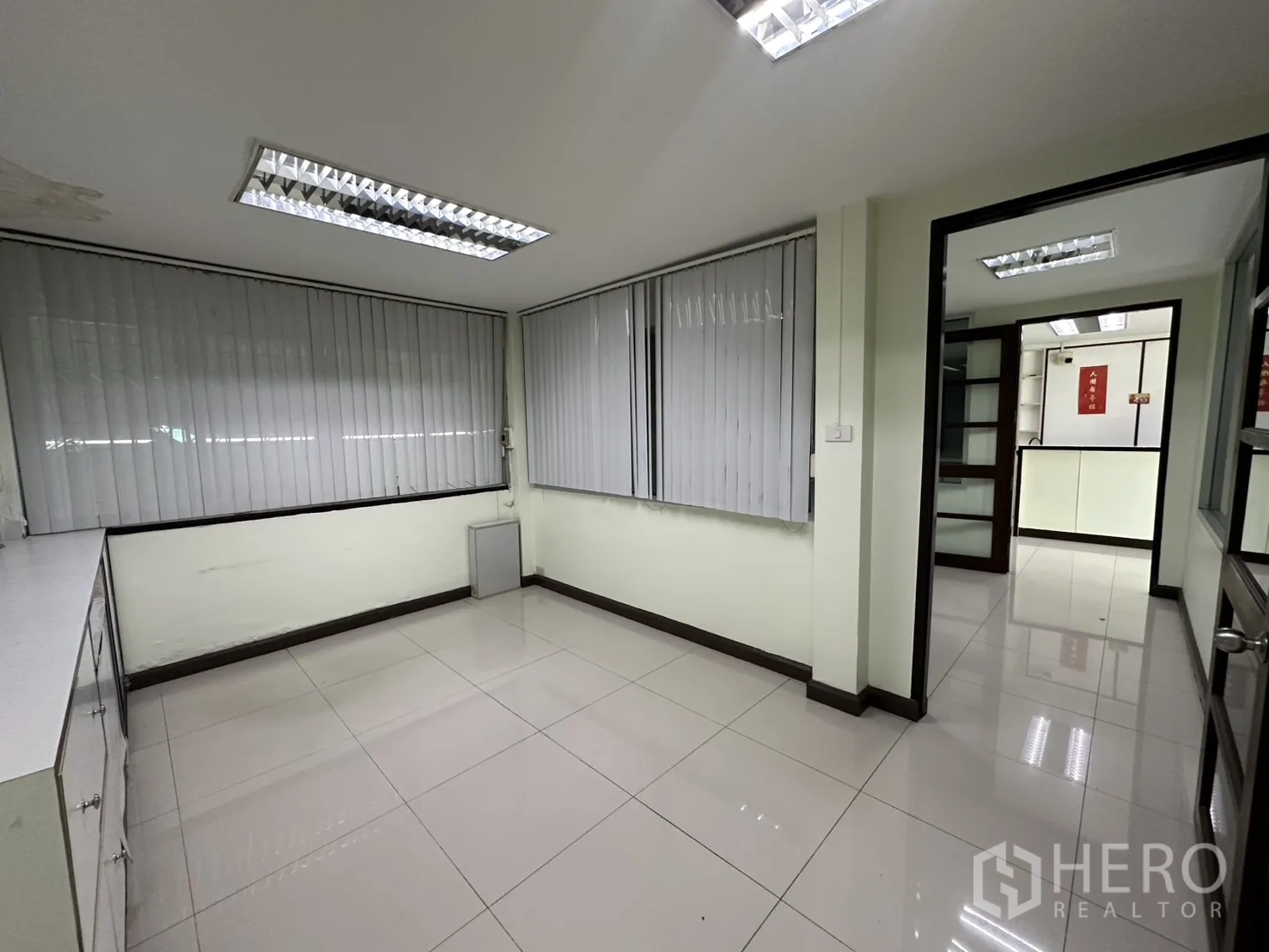 零售空间 出租在Watthana, Bangkok - 带百叶窗的小型独立办公室，瓷砖地面。