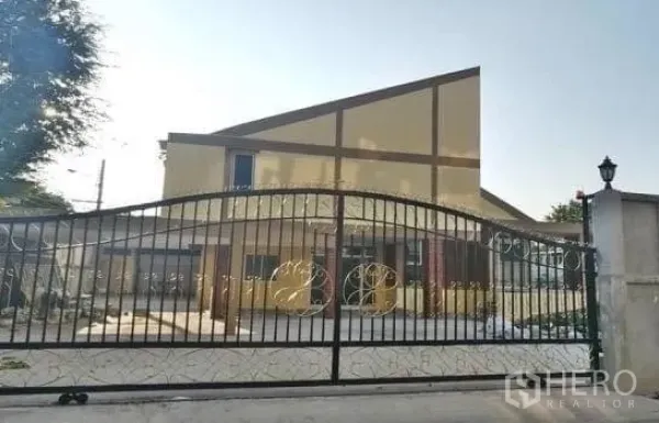 带办公室的家 出租在Chatuchak, Bangkok - 带铁艺大门的前院入口，停车空间充足。