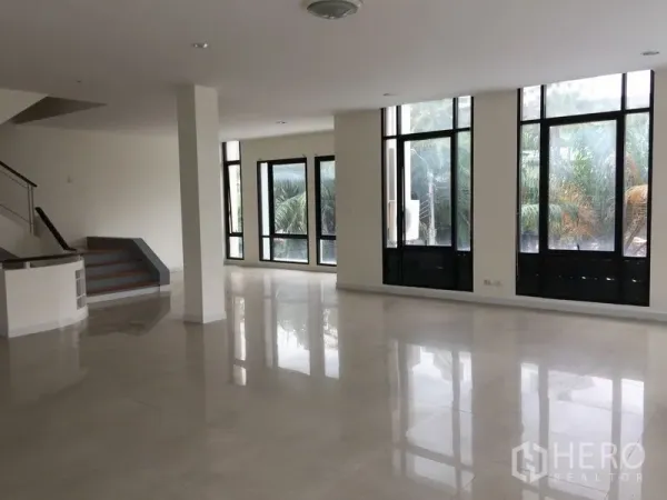 สำนักงาน ให้เช่าในBang Kho Laem, Bangkok - พื้นที่สำนักงานแบบเปิดโล่ง พื้นกระเบื้องเงาและกระจกเต็มบาน