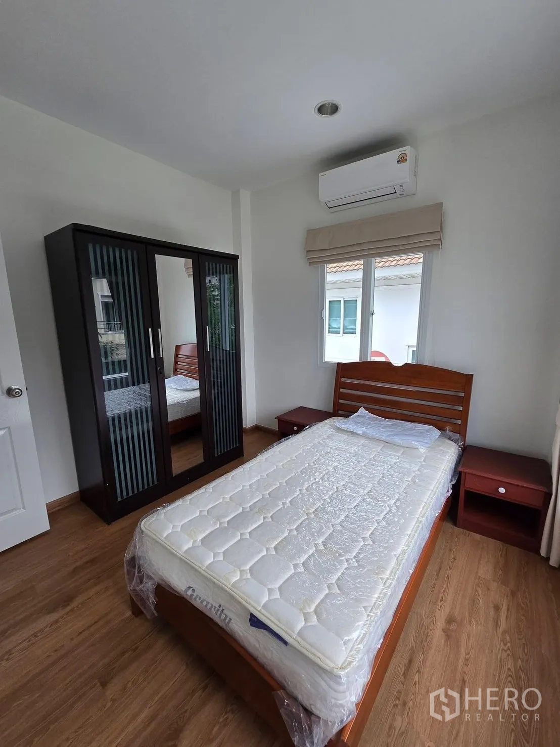 独栋房屋 for rent in Bang Phli, Samut Prakan - 卧室配单人床、衣柜与空调。