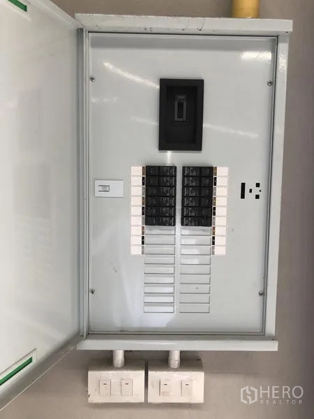 คลังสินค้า ให้เช่าในBang Kruai, Nonthaburi - ภาพใกล้ของตู้เบรกเกอร์ไฟฟ้าสำหรับงานอุตสาหกรรม