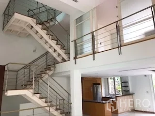 ทาวน์เฮาส์ ให้เช่าหรือขายในYan Nawa, Bangkok - บันไดสไตล์โมเดิร์น ราวโลหะ เชื่อมต่อชั้นลอยเหนือครัว