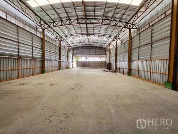 货栈 出租在Lat Krabang, Bangkok - 仓库内部高挑空间，钢桁架与混凝土地面