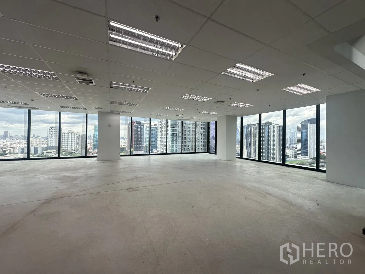 Office Space for rent in Ratchathewi, Bangkok - Corner office area with wraparound floor-to-ceiling glass and panoramic urban views.