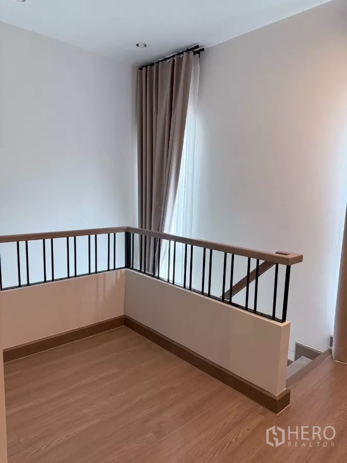 บ้าน ให้เช่าในLat Krabang, Bangkok - โถงชั้นบนปูพื้นลายไม้ พร้อมราวเหล็กกันตก