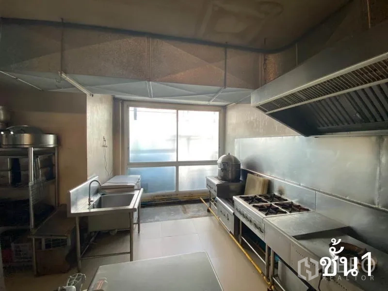 店屋 出租在Watthana, Bangkok - 商用厨房，不锈钢操作台、燃气炉和排烟系统。