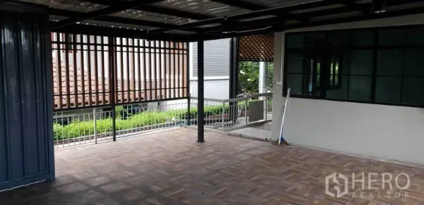 带办公室的家 出租在Chatuchak, Bangkok - 带顶露台，砖纹地面与竖向格栅私密屏风。