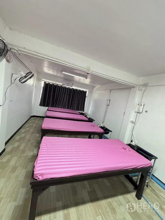 อาคารพาณิชย์ ให้เช่าในWatthana, Bangkok - ห้องทรีตเมนต์มีเตียงนวดหลายเตียงปูผ้าสีชมพู