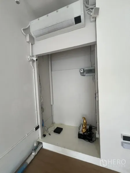 零售空间 出租在Watthana, Bangkok - 店内设备凹位，壁挂空调、电线管路与搁架一体。