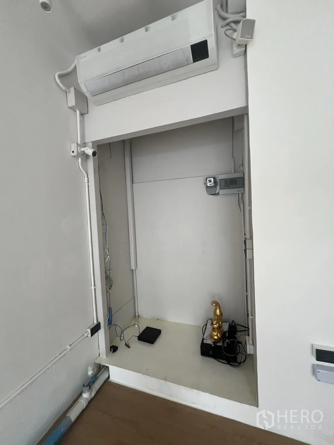 零售空间 出租在Watthana, Bangkok - 店内设备凹位，壁挂空调、电线管路与搁架一体。