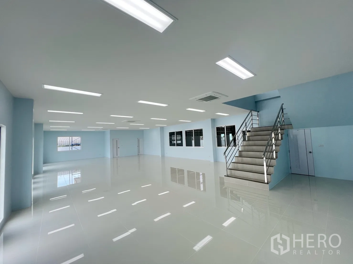 คลังสินค้า ให้เช่าในMueang Samut Prakan, Samut Prakan - บันไดสแตนเลสและตู้เก็บของภายในออฟฟิศที่สว่างสะอาด