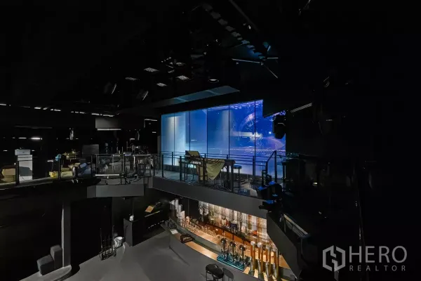 独立商业地产 出租在Watthana, Bangkok - 室内夹层空间，设有吧台、灯光桁架与大型蓝色LED屏幕。