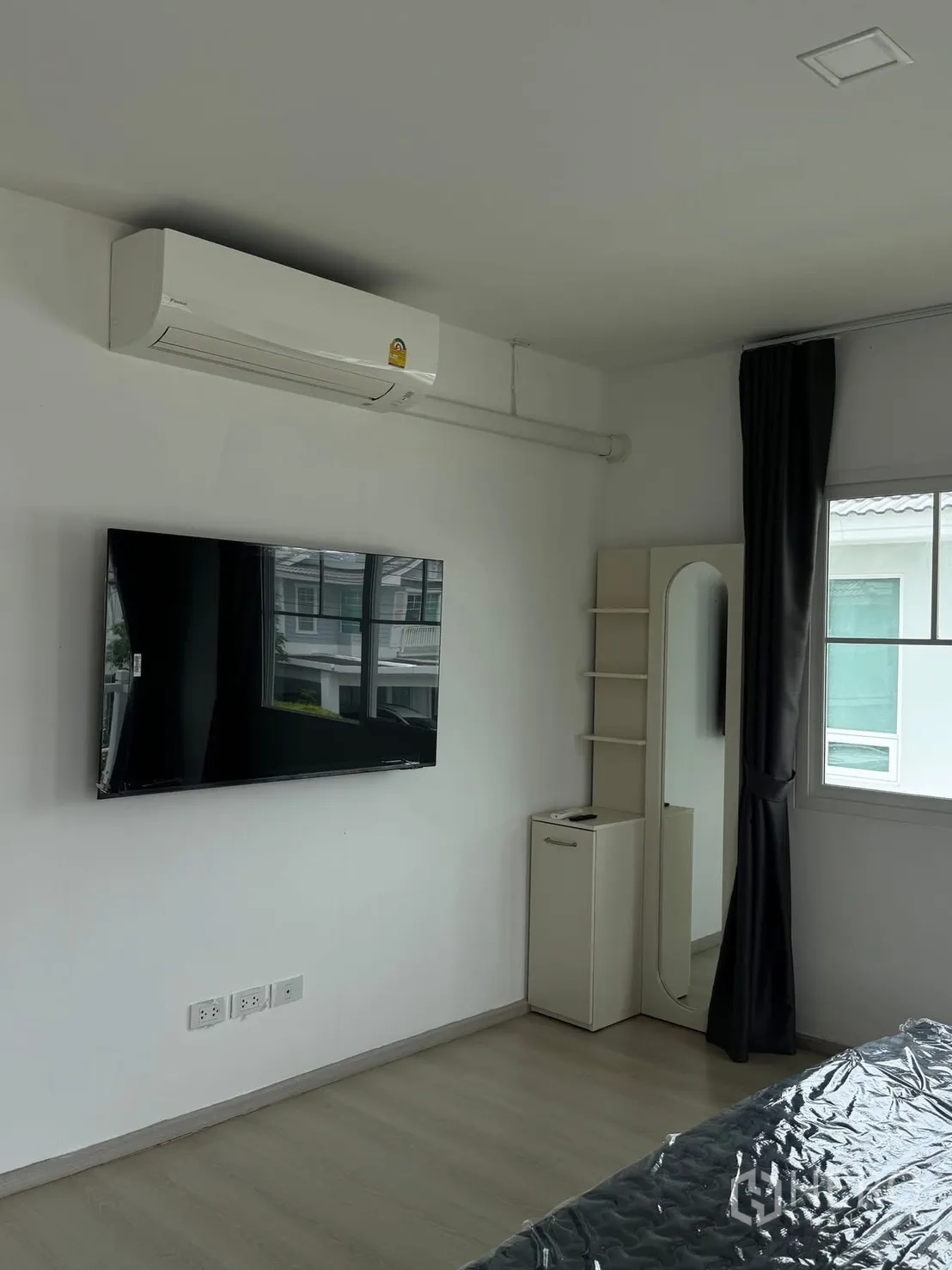 บ้านเดี่ยว for rent in Bang Phli, Samut Prakan - ทีวีกำแพงและเครื่องปรับอากาศในห้องนอนพร้อมกระจกยืน
