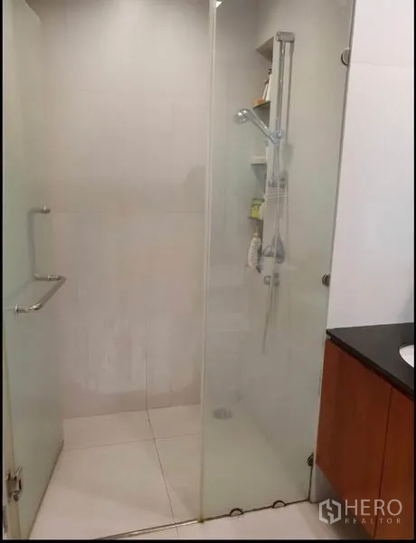 公寓 出租在Sathon, Bangkok - 步入式淋浴间特写，推拉玻璃门和手持花洒。